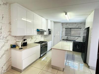 Apartment / Flat For Sale in Sunninghill, Sandton